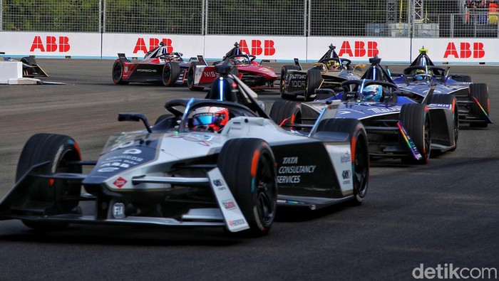 Para pebalap memacu kecepatan saat balapan Formula E 2023 Jakarta seri ke-11 di Jakarta International E-Prix Circuit (JIEC), Minggu (4/6/2023).