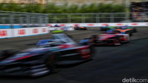 Para pebalap memacu kecepatan saat balapan Formula E 2023 Jakarta seri ke-11 di Jakarta International E-Prix Circuit (JIEC), Minggu (4/6/2023).