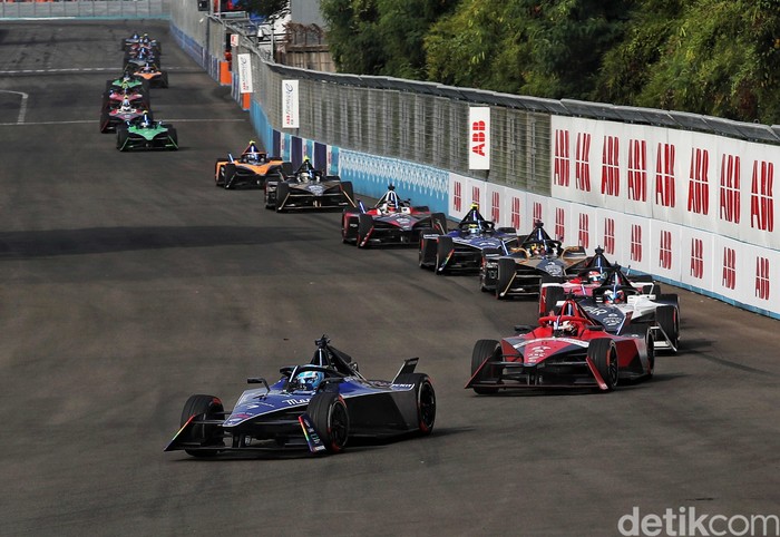 Para pebalap memacu kecepatan saat balapan Formula E 2023 Jakarta seri ke-11 di Jakarta International E-Prix Circuit (JIEC), Minggu (4/6/2023).
