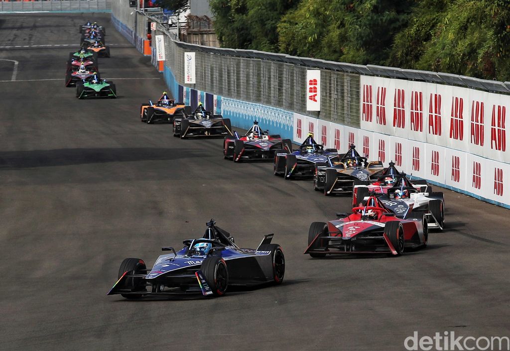 Para pebalap memacu kecepatan saat balapan Formula E 2023 Jakarta seri ke-11 di Jakarta International E-Prix Circuit (JIEC), Minggu (4/6/2023).