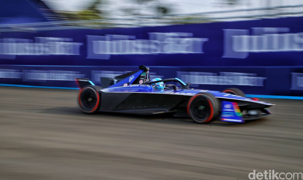 Para pebalap memacu kecepatan saat balapan Formula E 2023 Jakarta seri ke-11 di Jakarta International E-Prix Circuit (JIEC), Minggu (4/6/2023).