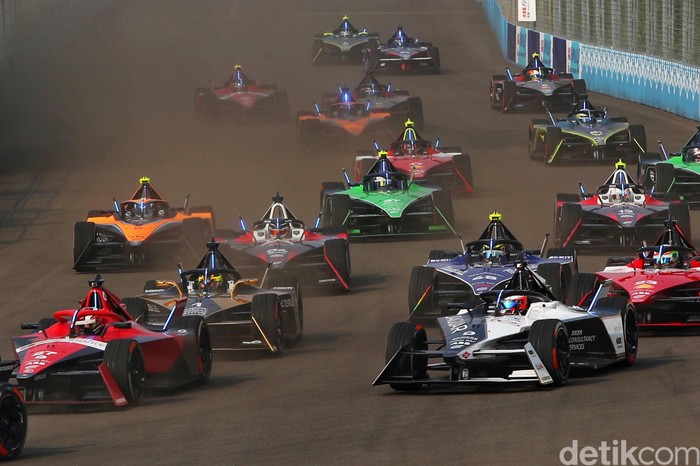 Para pebalap memacu kecepatan saat balapan Formula E 2023 Jakarta seri ke-11 di Jakarta International E-Prix Circuit (JIEC), Minggu (4/6/2023).