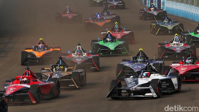 Para pebalap memacu kecepatan saat balapan Formula E 2023 Jakarta seri ke-11 di Jakarta International E-Prix Circuit (JIEC), Minggu (4/6/2023).