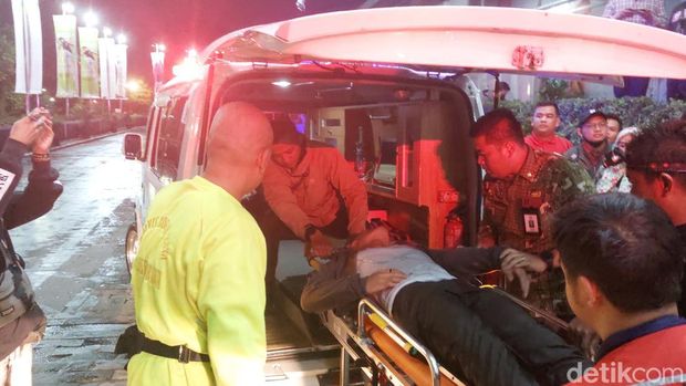 Kebakaran Mal Ekalokasari terjadi pada Minggu (4/6/2023) malam hari. Sebanyak 5 orang dilarikan ke rumah sakit karena mengalami sesak napas akibat terpapar api kebakaran.