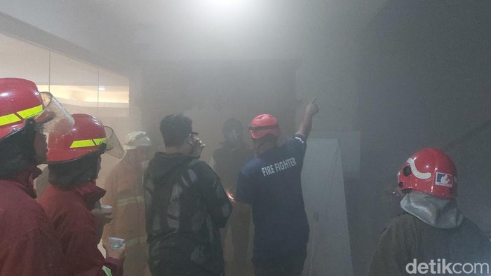 Kebakaran Mal Ekalokasari terjadi pada Minggu (4/6/2023) malam hari. Api kebakaran berasal dari gudang di lantai 3M yang terpisah dengan lantai toko-toko.