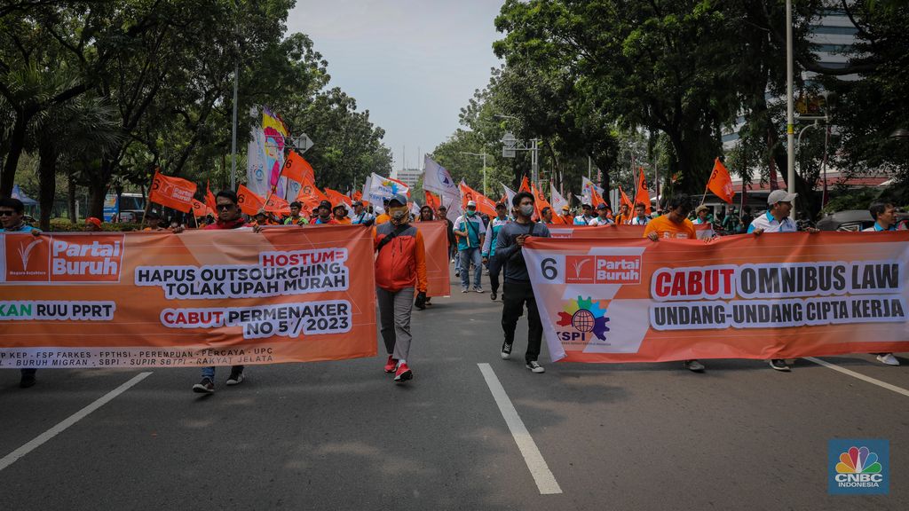Aksi Buruh Gruduk Patung Kuda, Kawal Uji Formil UU Cipta Kerja. (CNBC Indonesia/Faisal Rahman)