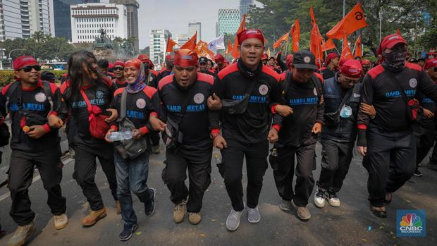 Aksi Buruh Gruduk Patung Kuda, Kawal Uji Formil UU Cipta Kerja. (CNBC Indonesia/Faisal Rahman)