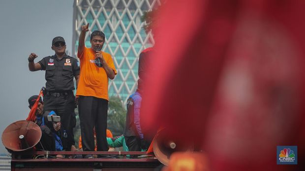Aksi Buruh Gruduk Patung Kuda, Kawal Uji Formil UU Cipta Kerja. (CNBC Indonesia/Faisal Rahman)