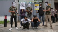 Aliansi Mahasiswa Islam Indonesia melakukan unjuk rasa di depan Kedutaan Besar China, Jakarta, Senin (5/6/2023).