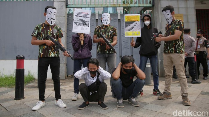 Aksi Mahasiswa Muslim Peringati Tragadi Tiananmen Peringati tragedi Triananmen , mahasiswa Islam Indonesia gelar aksi unjuk rasa di depan Kedutaan Besar China. Begini liputannya.