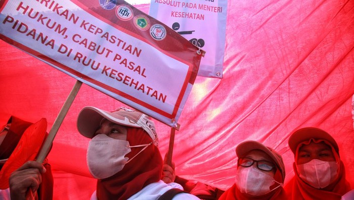 Massa tenaga kesehatan menggelar unjuk rasa di depan gedung DPR/MPR RI, Jakarta, Senin (5/6/2023). Mereka menolak pembahasan RUU Omnibus Law RUU Kesehatan.