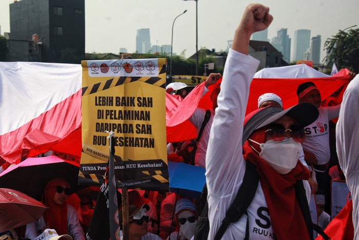 Massa tenaga kesehatan menggelar unjuk rasa di depan gedung DPR/MPR RI, Jakarta, Senin (5/6/2023). Mereka menolak pembahasan RUU Omnibus Law RUU Kesehatan.