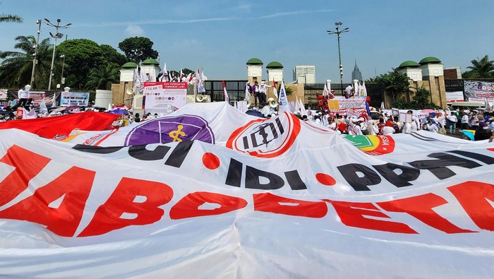 Massa tenaga kesehatan menggelar unjuk rasa di depan gedung DPR/MPR RI, Jakarta, Senin (5/6/2023). Mereka menolak pembahasan RUU Omnibus Law RUU Kesehatan.