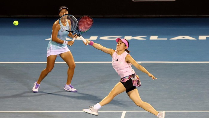 AUCKLAND, NEW ZEALAND - JANUARY 08: Miyu Kato of Japan (C) and Aldila Sutjiadi of Indonesia (L) in action in their doubles final win over Leylah Fernandez of Canada and Bethanie Mattek-Sands of USA on day seven of the 2023 ASB Classic Womens at the ASB Tennis Arena on January 08, 2023 in Auckland, New Zealand. (Photo by Phil Walter/Getty Images)