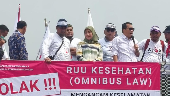 Anggota Komisi IX DPR RI Aliyah Mustika Ilham dan Anggota Baleg DPR Santoso menemui massa tenaga kesehatan (Nakes) yang berdemo di depan gedung DPR (Rumondang-detikcom)