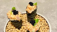 Dari makanan pembuka, ada Spicy Salmon (Rp 95.000). Di dalam cone wafer berisi cacahan sashimi salmon yang dipadukan sambal bawang mayo.