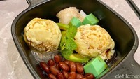 Traditional Durian Ice Cream Sundae (Rp 55.000) berisi ketan hitam, alpukat segar, kacang merah, kelapa, hingga bongko pandan. Segar!
