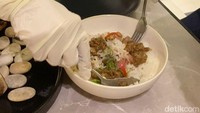 Saran penyajiannya, sumsum dicampurkan bersama nasi panas dan dimakan hangat-hangat. Rasa sumsumnya amat gurih karena dibalut saus kacang khas konro Makassar.
