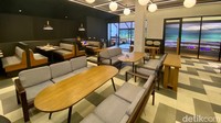 Suasana bersantapnya cozy dan nyaman. Tamu bisa pilih santap di lantai 1 atau 2. Tersedia pula ruangan bersantap privat.