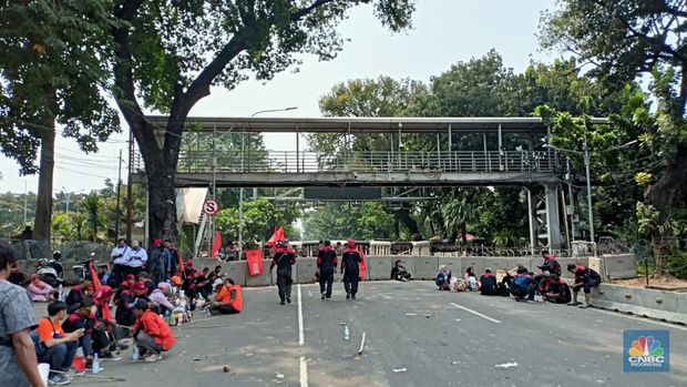 Aparat keamanan menutup semua akses sepanjang jalan Medan Merdeka Barat karena adanya aksi buruh. Pantauan CNBC Indonesia, titik barikade terbagi menjadi dua bagian, pertama adalah beton di depan gedung Indosat yang menutup jalan di barikade pertama. (CNBC Indonesia/Ferry Sandi)