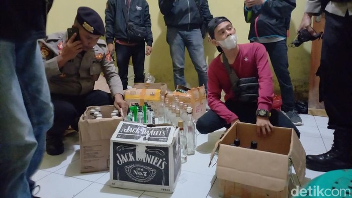 Aparat Polres Tasikmalaya Kota menggerebek sebuah rumah kontrakan yang dijadikan tempat meracik minuman keras (miras) palsu.