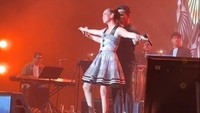 Ariel dan BCL berdansa di atas panggung. Foto: TikTok bcl.liciouss
