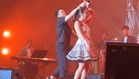 Ariel dan BCL tak cuma berduet, mereka menampilkan aksi panggung yang memukau. Foto: TikTok bcl.liciouss