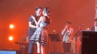 Ariel mengenakan pakaian serba hitam, sedangkan BCL juga menggunakan busana dengan nuansa monokrom. Foto: TikTok bcl.liciouss