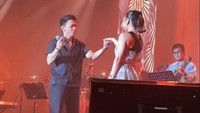 Ariel dan BCL menyanyikan lagu Something Stupid. Foto: TikTok bcl.liciouss