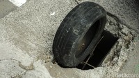 Penutup gorong-gorong yang bolong ini akan membahayakan pengendara yang melintas di jalan tersebut.  