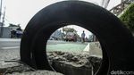 Awas! Gorong-gorong Terbuka di Jalan Cut Mutia Bekasi, Tutupnya Rusak
