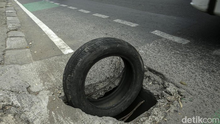 Bahaya! Penutup Gorong-gorong Bolong di Jalan Cut Mutia Bekasi Pengendara melintas di Jalan Cut Mutia, Kota Bekasi, Senin (5/6/2023). Saat ini, salah satu penutup gorong-gorong di jalan tersebut bolong karena rusak.