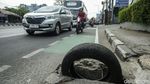 Awas! Gorong-gorong Terbuka di Jalan Cut Mutia Bekasi, Tutupnya Rusak
