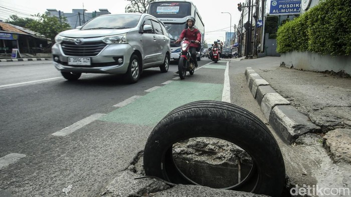 Pengendara melintas di Jalan Cut Mutia, Kota Bekasi, Senin (5/6/2023). Saat ini, salah satu penutup gorong-gorong di jalan tersebut bolong karena rusak.