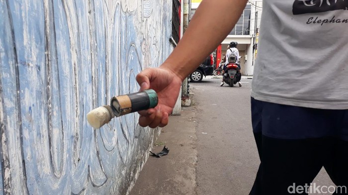 Benda diduga selongsong gas air mata yang ditembakkan dari dalam truk polisi ke jalan Taman Siswa, tepatnya sekitar kampung Nyutran, Kalurahan Wirogunan, Kemantren Mergangsan, Kota Jogja, Senin (5/6/2023).