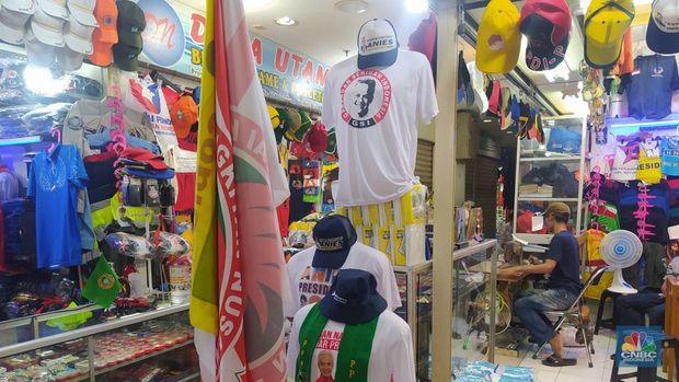 Bisnis penjualan atribut dan kaos partai di Pasar Senen, Jakarta Pusat mulai menggeliat Jelang Pemilu 2024. (CNBC Indonesia/Martyasari Rizky)