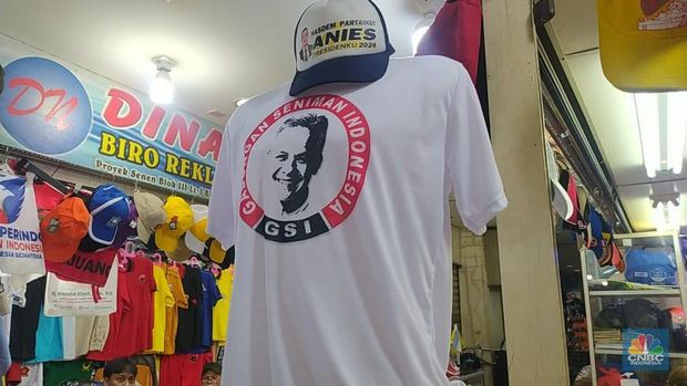 Bisnis penjualan atribut dan kaos partai di Pasar Senen, Jakarta Pusat mulai menggeliat Jelang Pemilu 2024. (CNBC Indonesia/Martyasari Rizky)