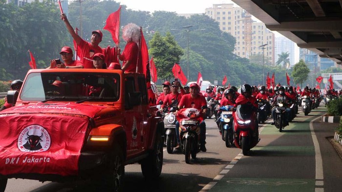 Banteng Muda Indonesia (BMI) DKI Jakarta gelar konvoi konsolidasi di Jakarta, Minggu (4/6/23). Acara ini dalam rangka pemenangan Ganjar Pranowo.