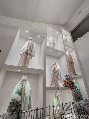 Brand mukena Siti Khadijah membuka gerai di Bintaro.