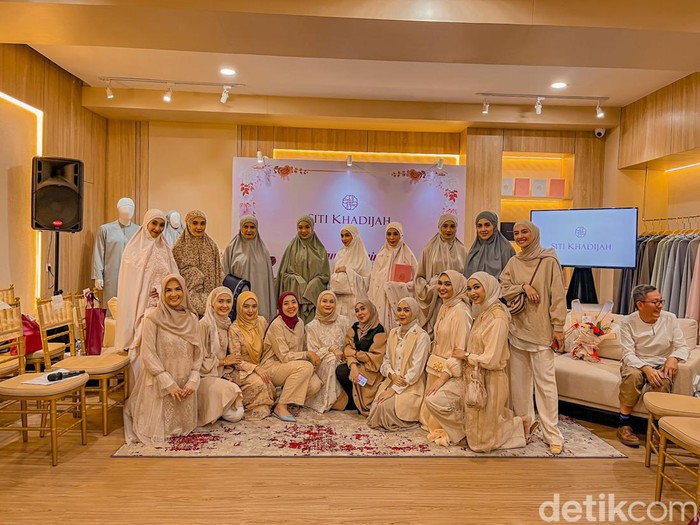 Brand mukena Siti Khadijah membuka gerai di Bintaro.