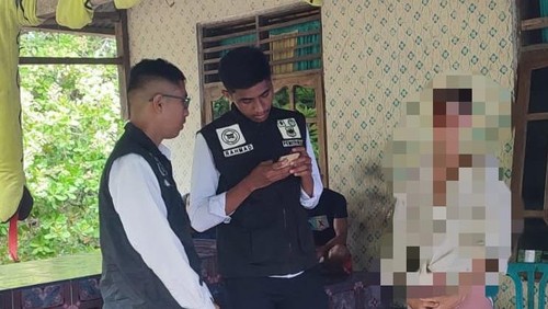 Petugas Kantor Imigrasi Kelas II TPI Maumere mengamankan RJK, turis asal Amerika Serikat overstay dan kehabisan uang di Maumere, NTT akan dideportasi ke negaranya.