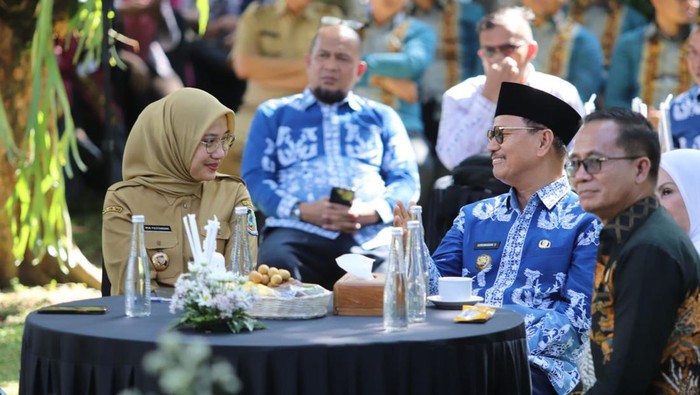 Bupati Ipuk saat menjamu Bupati Konawe Selatan