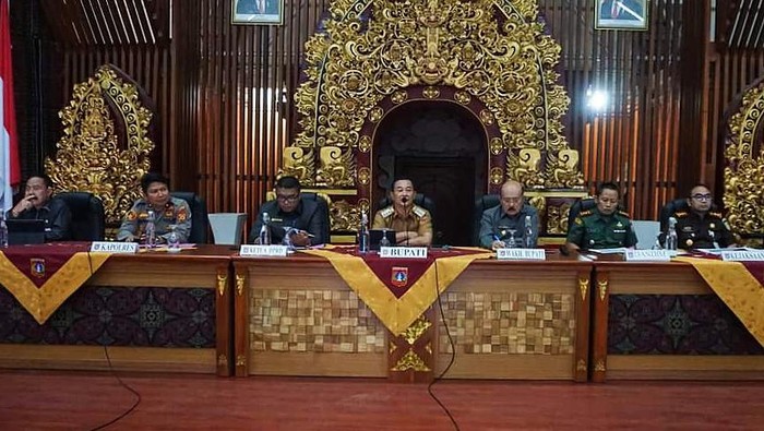 Bupati Karangasem I Gede Dana bersama Forkopimda saat rapat koordinasi di ruang rapat Bupati Karangasem, Senin (5/6/2023).