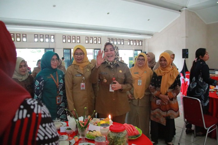 Bupati Klaten Sri Mulyani meninjau langsung lomba kreasi pangan di RSPD.