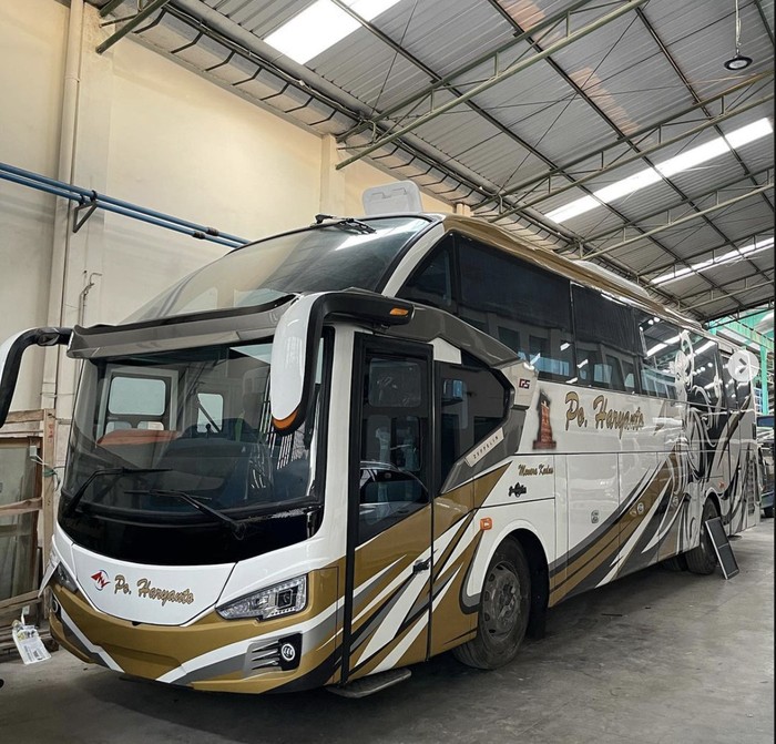 Bus anyar PO Haryanto meluncur dari garasi karoseri Gunung Mas