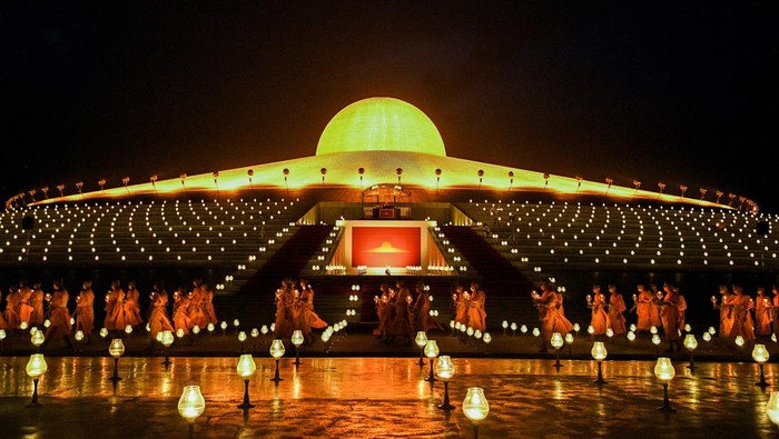 Cahaya Lampu Hiasi Kuil Wat Phra Dhammakaya Thailand Saat Waisak A view of Wat Phra Dhammakaya temple during a ceremony commemorating Vesak Day, an annual celebration of Buddha's birth, enlightenment and death, in Pathum Thani province outside Bangkok, Thailand, June 3, 2023. REUTERS/Chalinee Thirasupa TPX IMAGES OF THE DAY