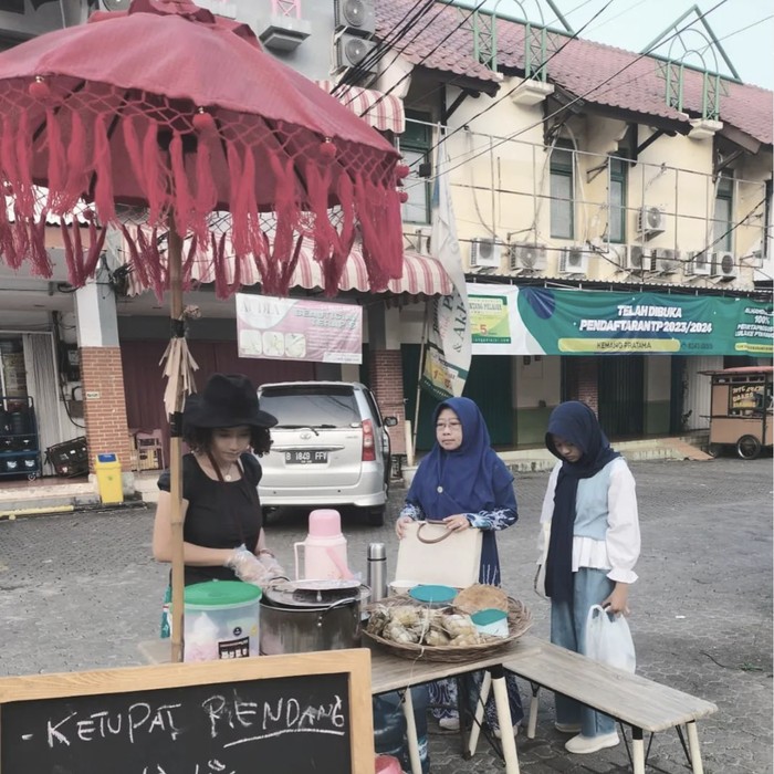 Cerita Penjual Ketupat Cantik di Bekasi yang Eksis Berkat Tampil Stylish