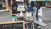 Sonya sehari-hari berjualan ketupat rendang dengan nama usaha Ketupat Tigo Tungku di Kemang Pratama. Bermodalkan lapak sederhana, ia semangat menjalani bisnisnya. Foto: Instagram ketupat_tigo_tungku