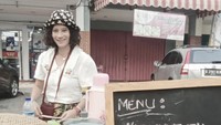 Menjadi penjual rendang ketupat adalah profesi utama Sonya dan suami saat ini. Meski begitu, ia dan suami sesekali masih bekerja sebagai freelancer untuk memenuhi kebutuhan hidup. Foto: Instagram ketupat_tigo_tungku