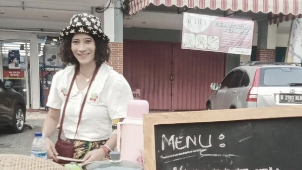 Sonya, Penjual Ketupat Rendang di Bekasi yang Viral Gegara Stylish